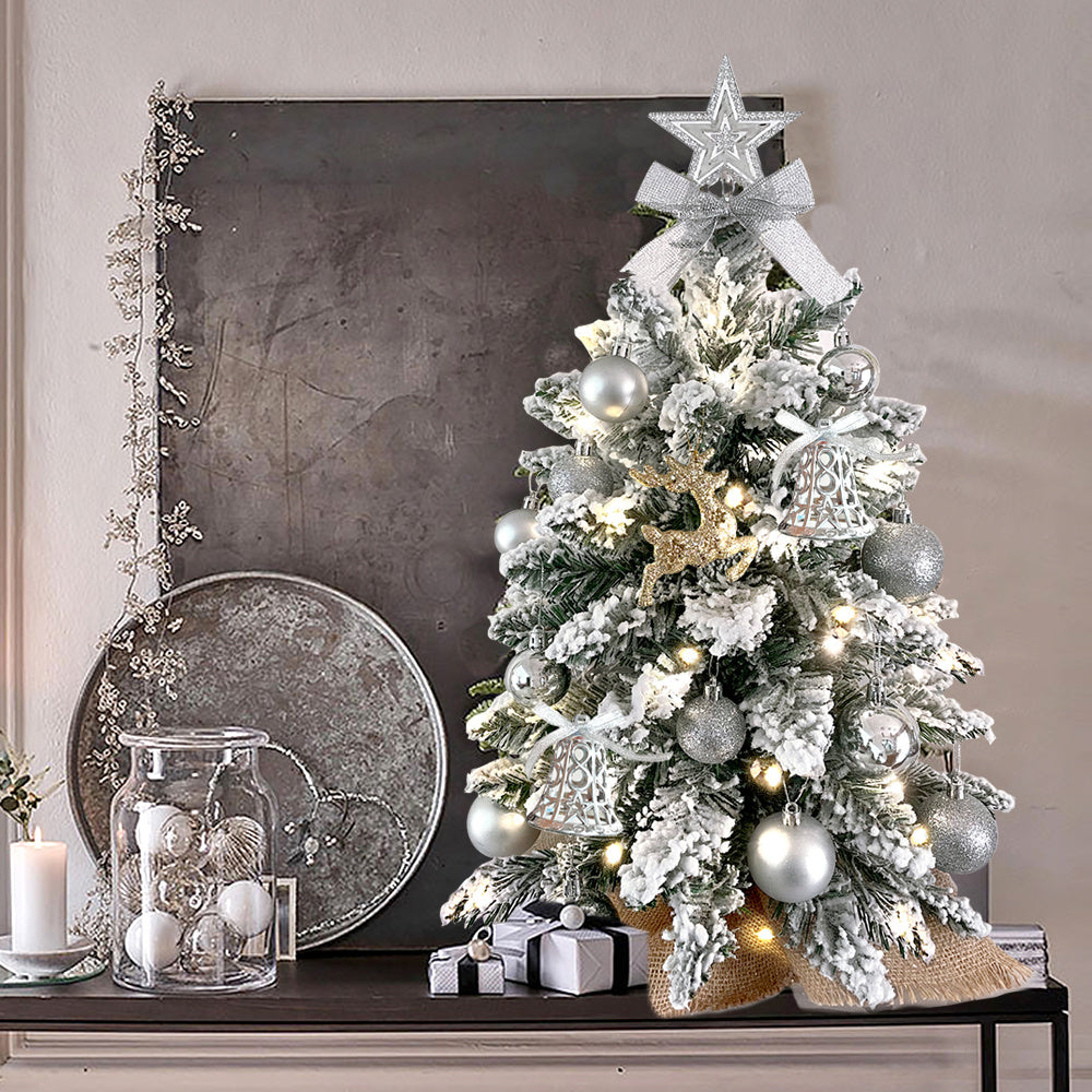 2 Fuß Mini-Weihnachtsbaum mit Licht, künstlicher kleiner Tisch-Weihnachtsbaum
Dekoration mit beflocktem Schnee, exquisiter Dekoration und Weihnachtsornamenten für Tischplatten für Zuhause und Büro
